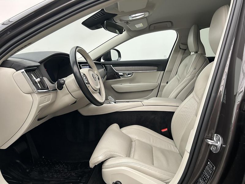 Volvo V90 2.0  B5 4x4 Cross Country Plus - fotka 10 z 30