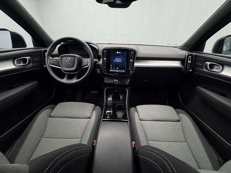 Volvo XC40 B3 DARK PLUS CZ 1.maj - fotka 2 z 48