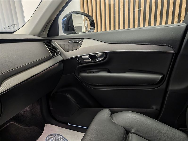 Volvo XC90 T8 Plus Dark Recharge AWD - fotka 29 z 39