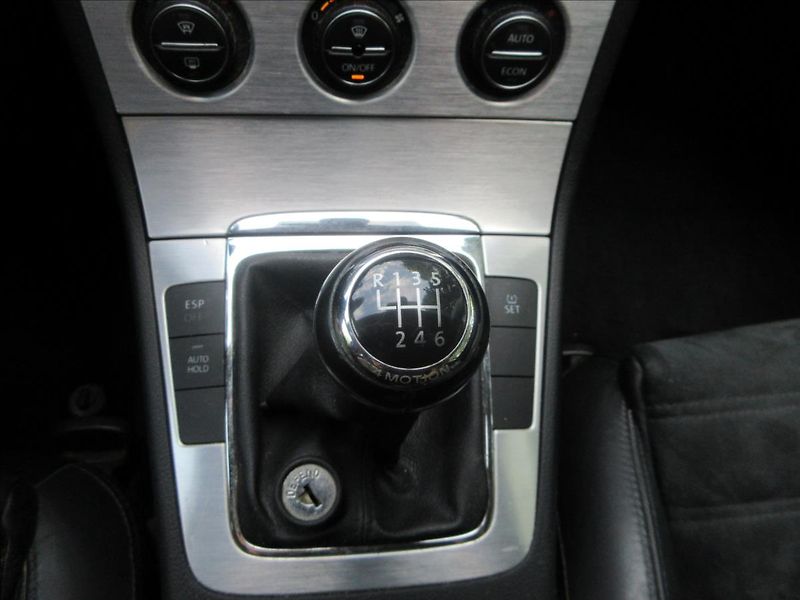 Volkswagen Passat 2,0 FSi 110Kw, 4x4, Kůže, xeno - fotka 20 z 24