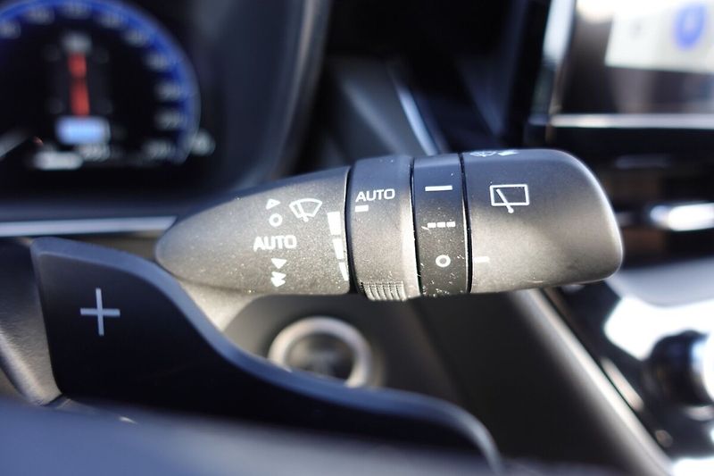 Toyota Corolla 2.0HSD e-CVT Comfort Tech - fotka 27 z 32