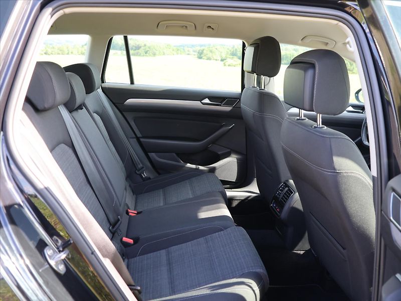 Volkswagen Passat 2,0 TDI 140kW DSG LED Aut.klim - fotka 13 z 34