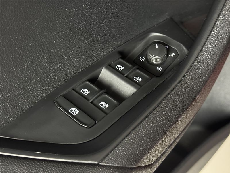 Škoda Karoq 2,0 TDi  DSG Sportline Virtual - fotka 23 z 49
