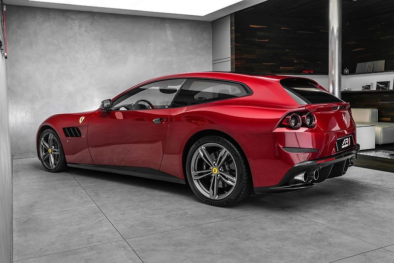 Ferrari GTC4 Lusso - fotka 6 z 31