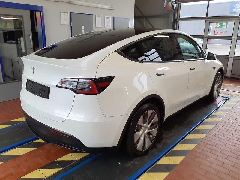 Tesla Model Y RWD 235kw 95,0 % - fotka 2 z 9