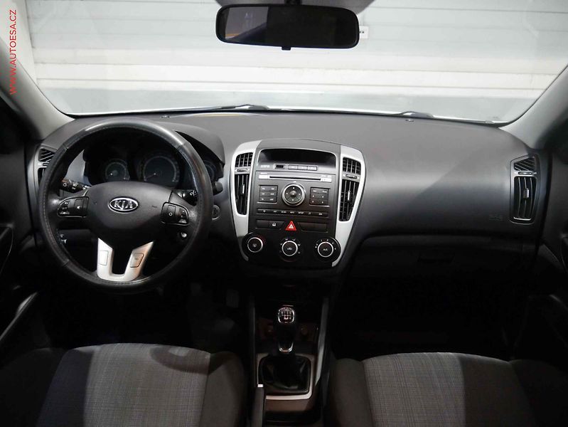 Kia Ceed (2012) 1.6i, ČR, AC - fotka 8 z 16