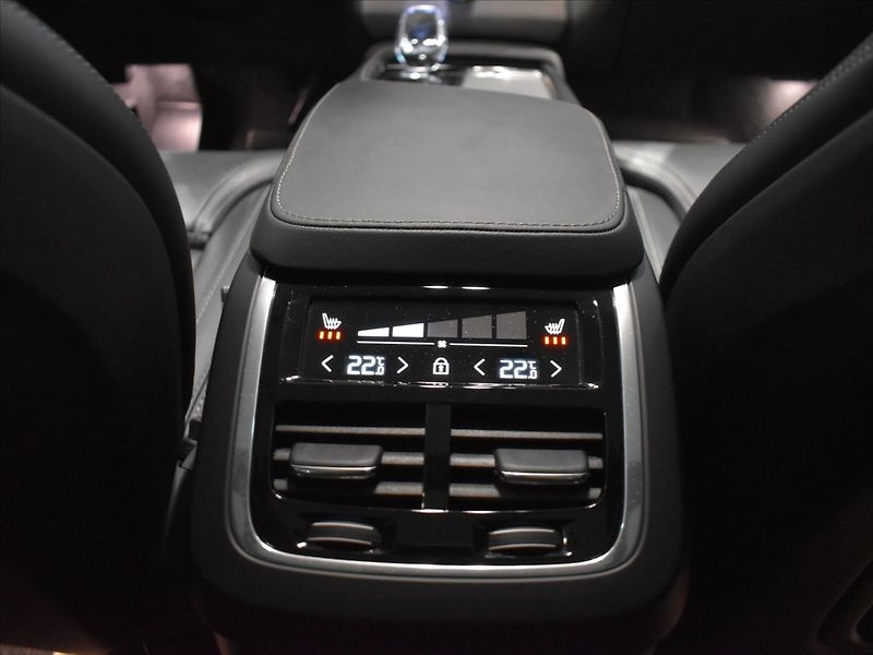 Volvo XC90 2,0 B5 AWD Ultimate tažné,Pano - fotka 18 z 28