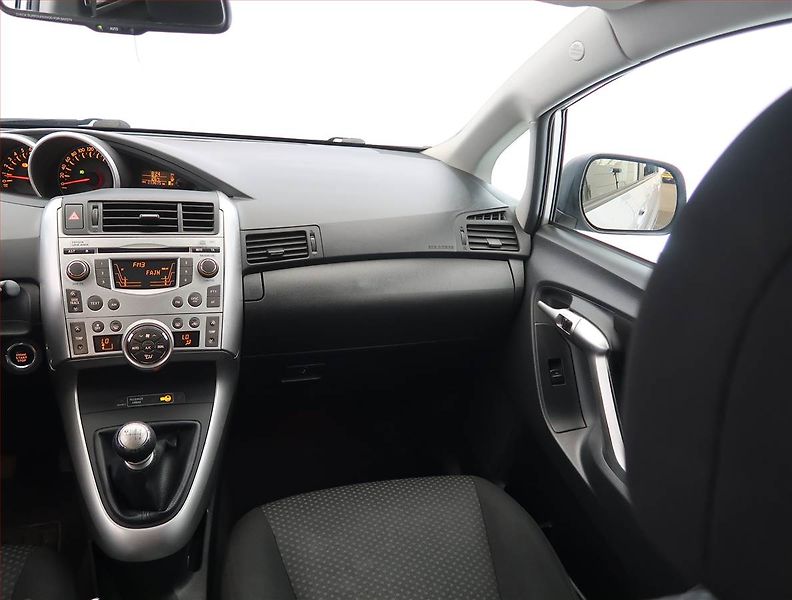 Toyota Verso (2010) 1.8 Valvematic, Tempomat - fotka 8 z 21