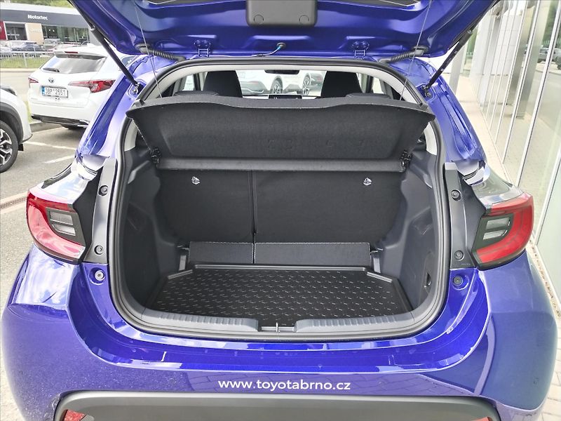 Toyota Yaris 1.5 HYBRID e-CVT  STYLE 116 k - fotka 12 z 14