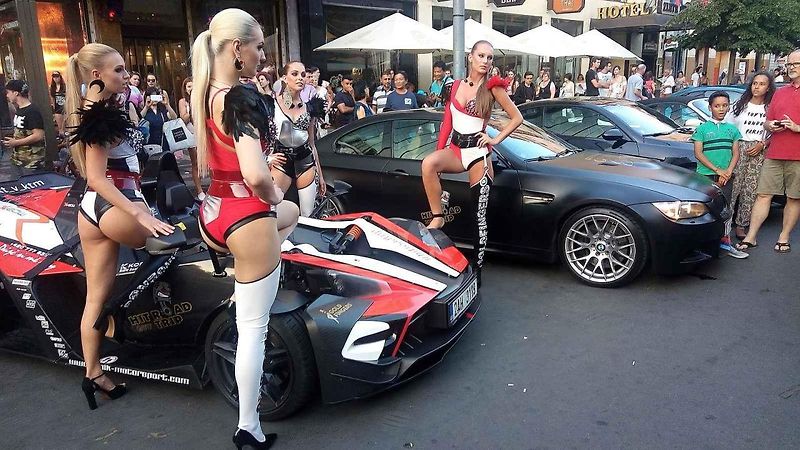 Praha (18. 7. 2017) – Sportovní auta, pózující slečny – a samozřejmě obdivovatelé i fanynky jedněch i druhých. Nic z toho nechybělo v úterý večer dolní části Václavského náměstí, kam se sjeli účastníci akce HIT Road trip 2017 – Evropa.