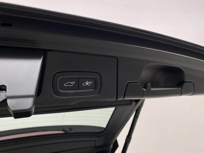 Volvo XC60 B4 CORE AUT CZ - fotka 31 z 45