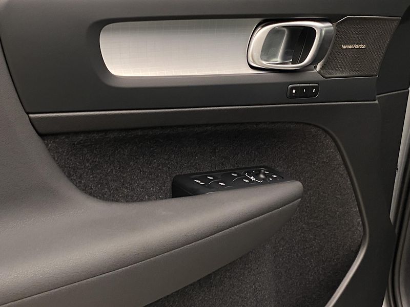 Volvo XC40 (2026) B3 AUT DARK PLUS - fotka 25 z 60