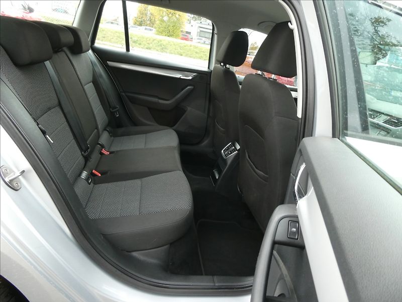 Škoda Octavia 1,4 TSi 110kW DSG, 2x Alu kola - fotka 26 z 42