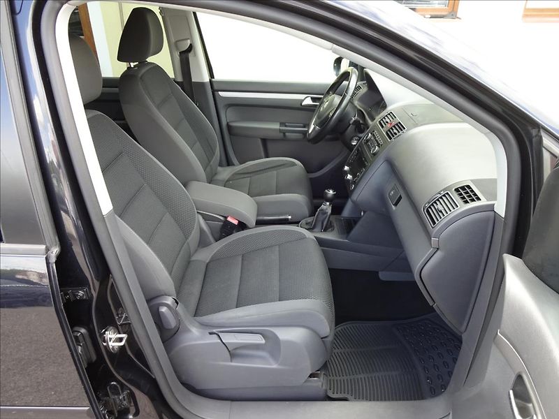 Volkswagen Touran 2,0 TDI 103kW 7.MÍST - fotka 31 z 55