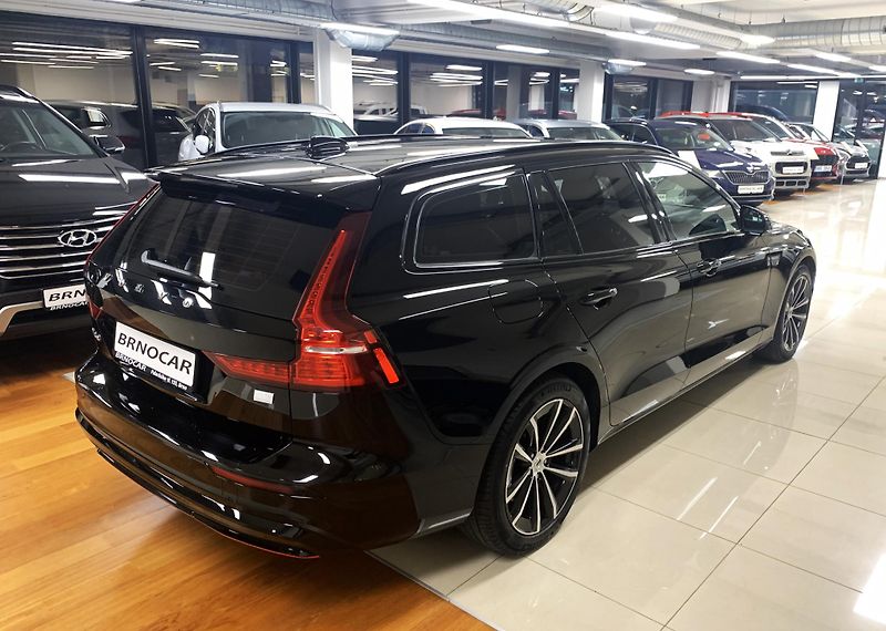 Volvo V60 RECHARGE T6, AWD PLUS DARK ČR - fotka 6 z 42