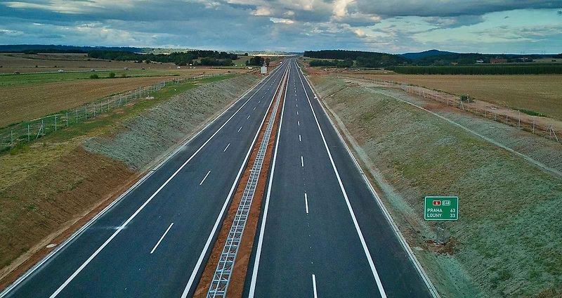 Některé části dálnice D6 u Hořesedel jsou téměř hotové.