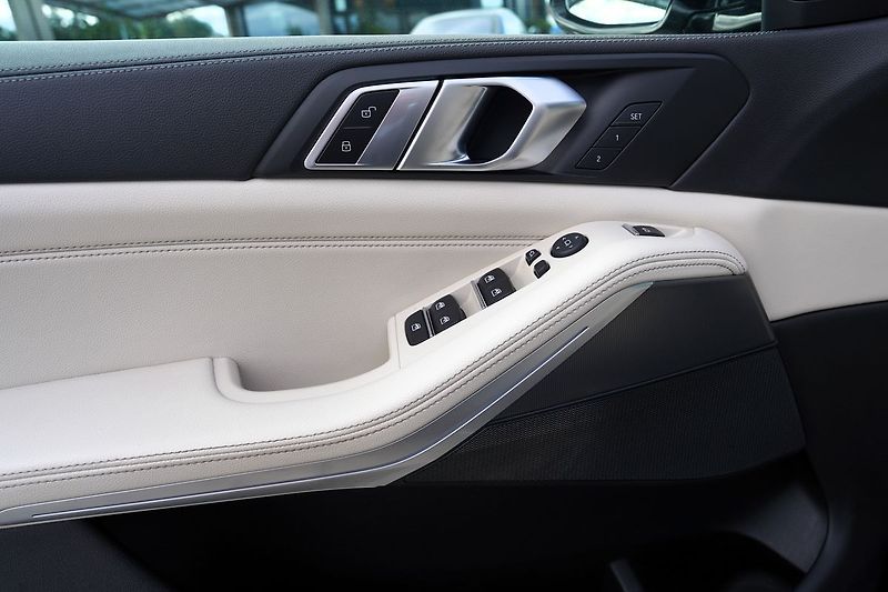 BMW X5 40i xDrive/340 PS/tažné/panora - fotka 21 z 47