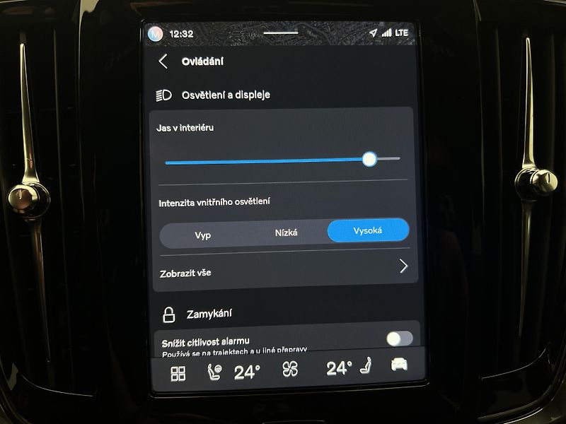 Volvo V90 T6 AWD DARK PLUS RECHARGE AUT - fotka 37 z 46
