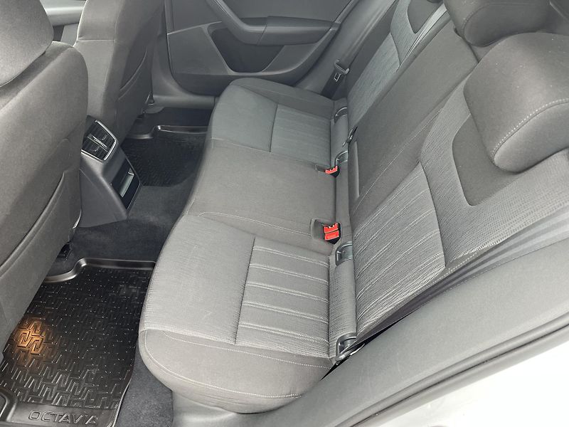 Škoda Octavia 1.6 TDi DSG Style 85 kW - fotka 11 z 34