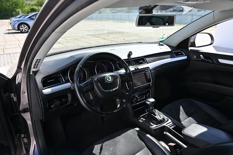 Škoda Superb 2.0TDI 125KW rezervace 3/2011 - fotka 22 z 43