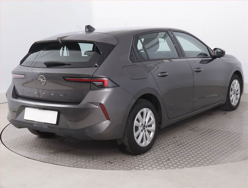 Opel Astra (2023) Edition 1.2 Turbo, Tempomat - fotka 5 z 15