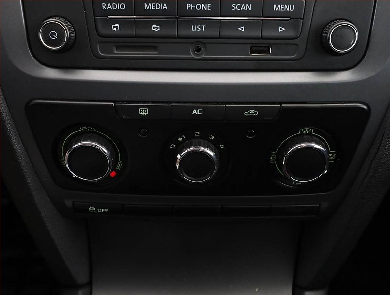Škoda Octavia (2010) 1.6, po STK, rezervace - fotka 11 z 16