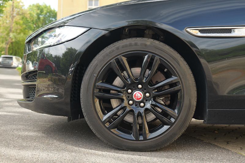 Jaguar XE 20t Prestige Meridian Kůže - fotka 9 z 35