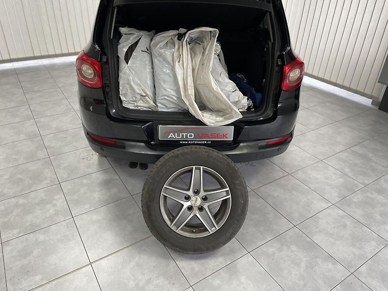 Volkswagen Tiguan 2.0 TDi 4x4 AT ČR SER. WEBASTO - fotka 24 z 24