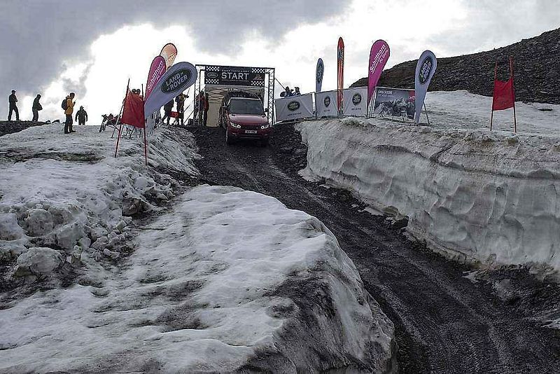 Range Rover Sport pokořil vyhlášenou sjezdovku ve švýcarském Mürrenu.