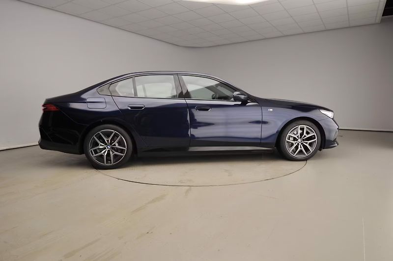 BMW i5 xDrive40 M-Sport 4zon H/K Vent - fotka 4 z 30