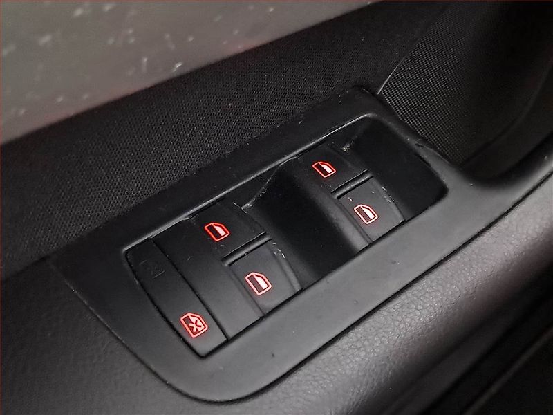 Audi A6 (2004) 2.4, Xenony, Tempomat - fotka 15 z 17