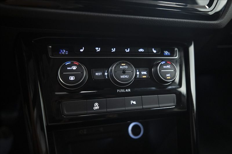 Volkswagen Touran 2,0 TDI MASÁŽ KAMERA VÝHŘEV ČR - fotka 28 z 39