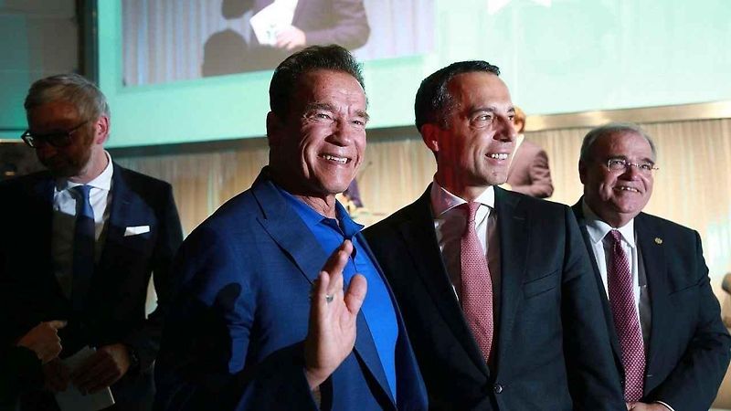 Arnold Schwarzenegger a jeho nový elektrický Hummer H1.