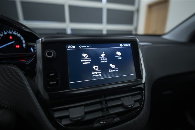 Peugeot 2008 1,2 i 1. AUT. AC VÝHŘEV 1. MAJ - fotka 31 z 36