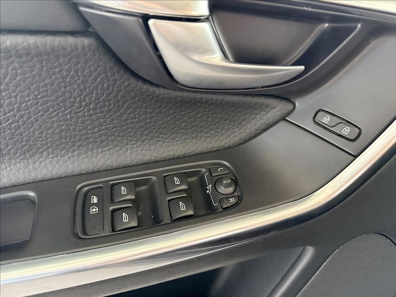 Volvo XC60 2,0   SERVISNÍ KNÍŽKA - fotka 10 z 23