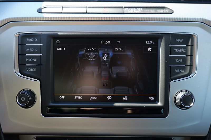 Volkswagen Passat 1.4 TSI 110 kW DSG Kamera Tažn - fotka 29 z 35