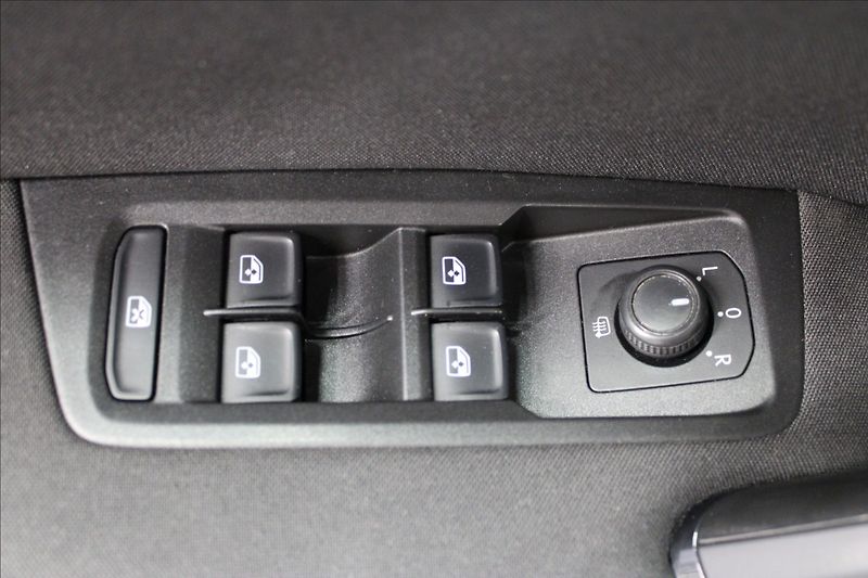 Volkswagen Touran 1,2 TSI 1.majitel - fotka 13 z 31