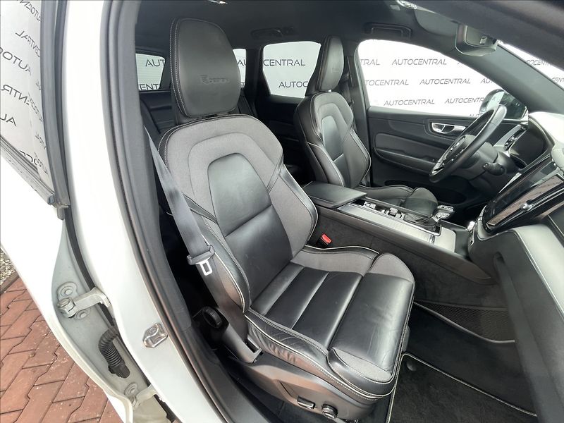 Volvo XC60 2,0 D,140kW,D4,4x4,AUT. R-DESI - fotka 22 z 25