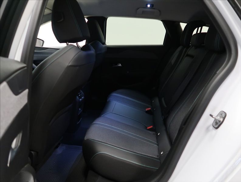 Peugeot 308 1,2 PT AT ALLURE NAVI KAMERA - fotka 33 z 37