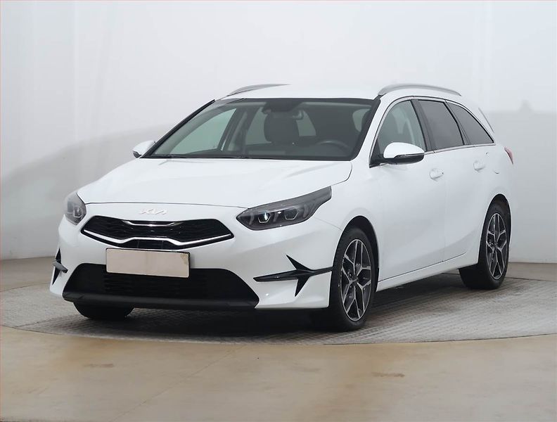 Kia Ceed (2022) 1.5 T-GDI MHEV - fotka 2 z 20