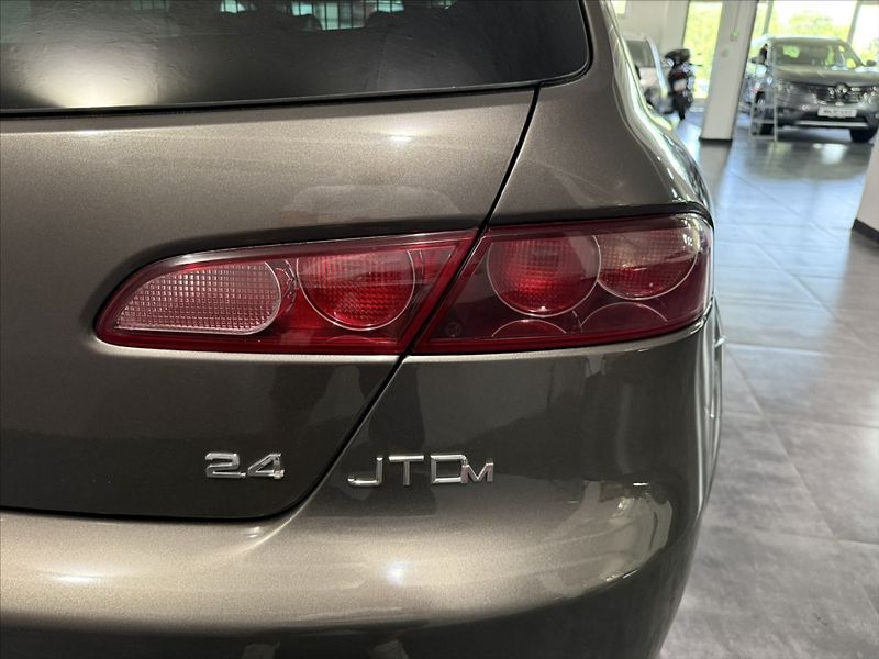 Alfa Romeo 159 2,4   JTDm V5 147 kW BOSE TOP - fotka 33 z 40