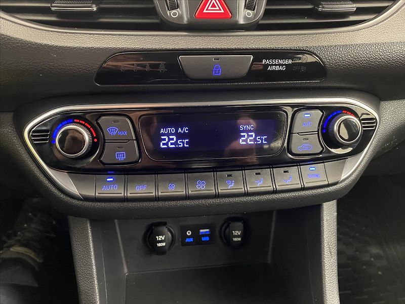 Hyundai i30 1,6 CRDi 81 kW Navi - fotka 18 z 24