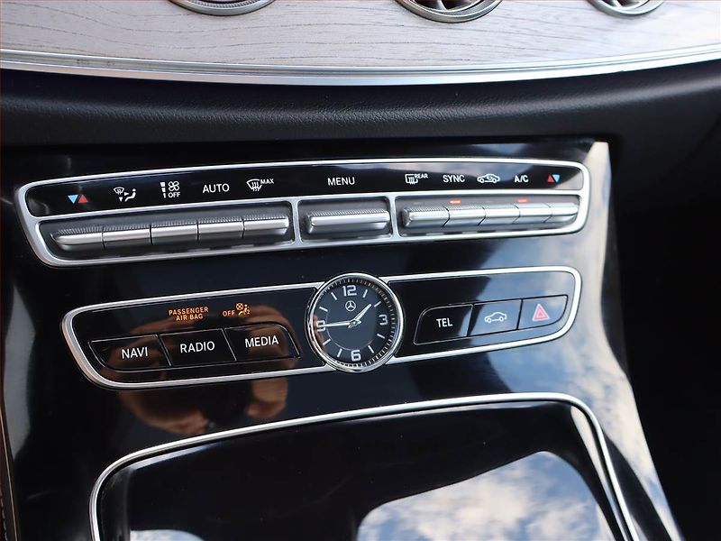 Mercedes-Benz Třídy E (2018) Elegance E 200 4MATIC - fotka 13 z 19