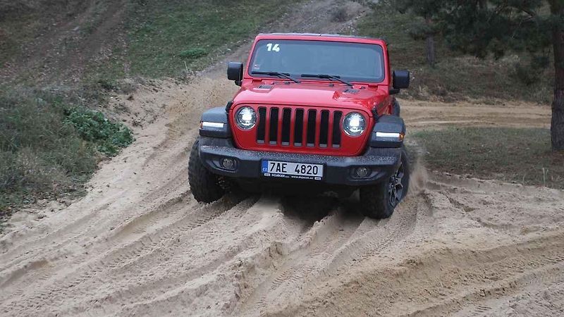Ve standardním provedení umí nový Wrangler projet až 76 cm hluboký brod. Jednoduchým zvýšením sání z něj ale uděláte ponorku.