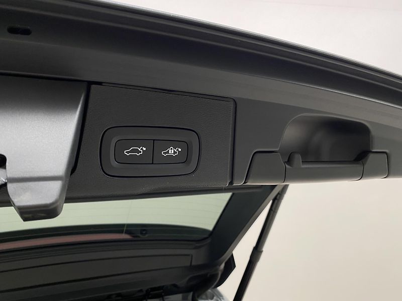 Volvo XC60 T8 AWD RECHARGE ULTRA BRIGHT - fotka 33 z 67