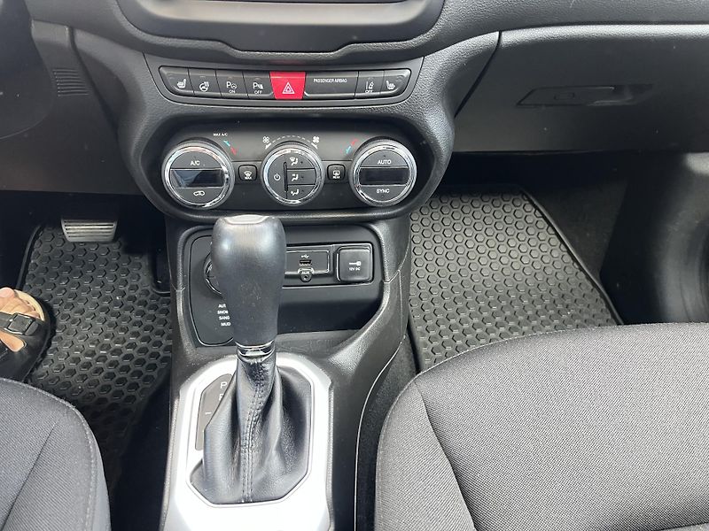 Jeep Renegade (2017) 2,0 D 103 Kw LIMITED 4X4 AT ČR - fotka 14 z 20