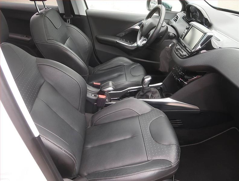 Peugeot 2008 (2014) 1.6 VTi, Serv.kniha, Navi - fotka 9 z 19