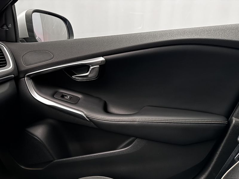 Volvo V40 T3 R-DESIGN AUT REZERVACE - fotka 36 z 47