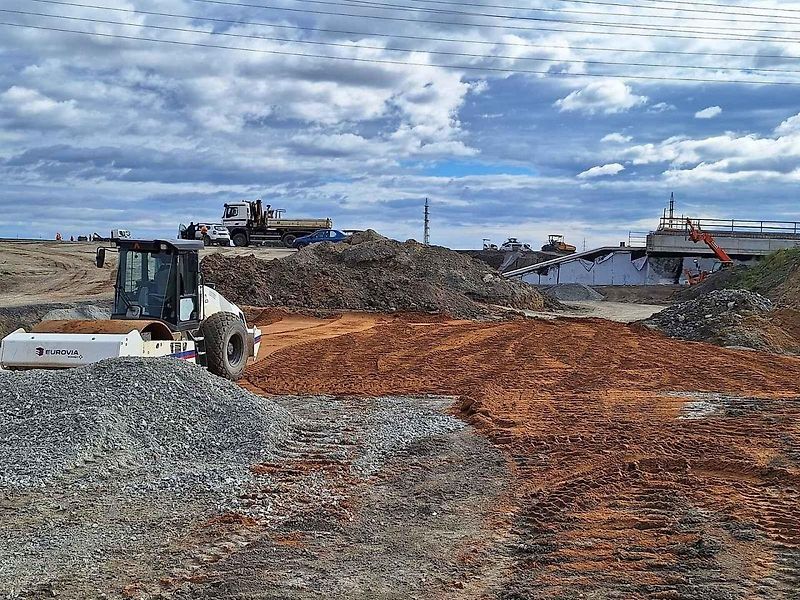 Přestavba mimoúrovňové křižovatky Kosmonosy pokračuje i v roce 2025.