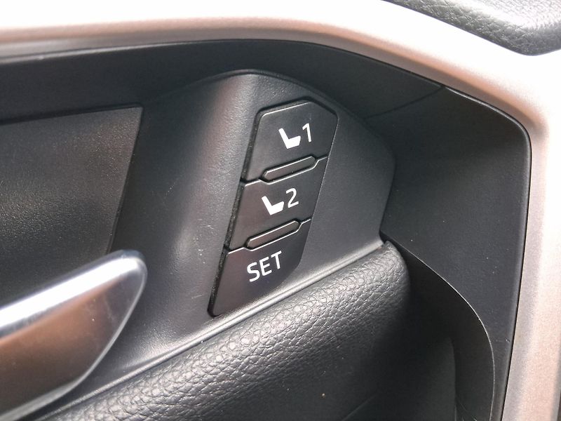 Toyota RAV4 EXECUTIVE JBL PHEV 4x4 225 kW - fotka 28 z 39
